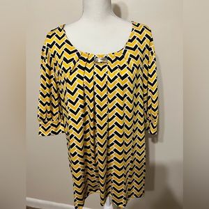 NWT Cute plus-size top in chevron print